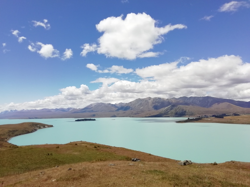 Le lac Tekapo en Nouvelle-Zélande , un bleu merveilleux.